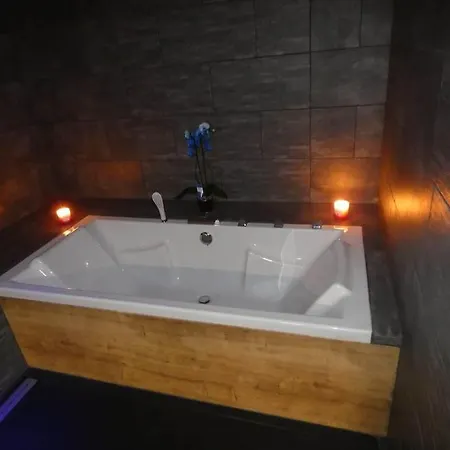 Maison Entiere Situee A Proximite Du Centre Thermal De Chaudes-aigues Dom wakacyjny