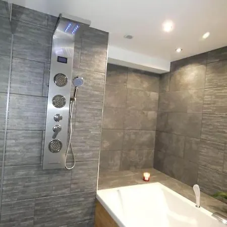 Maison Entiere Situee A Proximite Du Centre Thermal De Chaudes-aigues Dom wakacyjny *