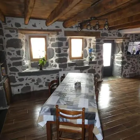 Maison Entiere Situee A Proximite Du Centre Thermal De Chaudes-aigues Espinasse (Cantal)